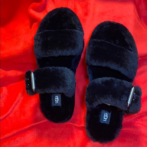 UGG Slippers - Picture 1 of 9
